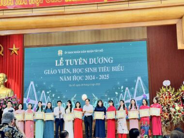 QUẬN TÂY HỒ TỔ CHỨC LỄ TUYÊN DƯƠNG GIÁO VIÊN HỌC SINH TIÊU BIỂU NĂM HỌC 2024-2025